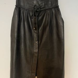 Vintage Black leather Gucci skirt with pockets